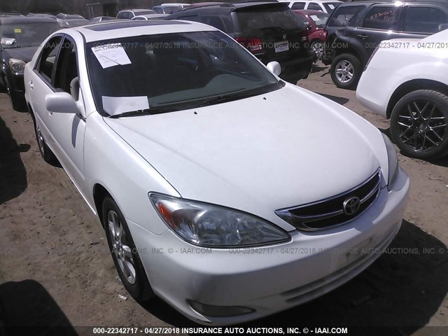 JTDBE32K540278814 - 2004 TOYOTA CAMRY LE/XLE WHITE photo 1