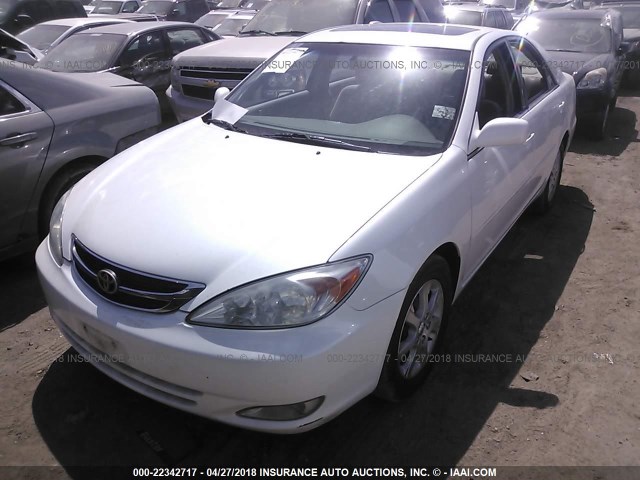 JTDBE32K540278814 - 2004 TOYOTA CAMRY LE/XLE WHITE photo 2