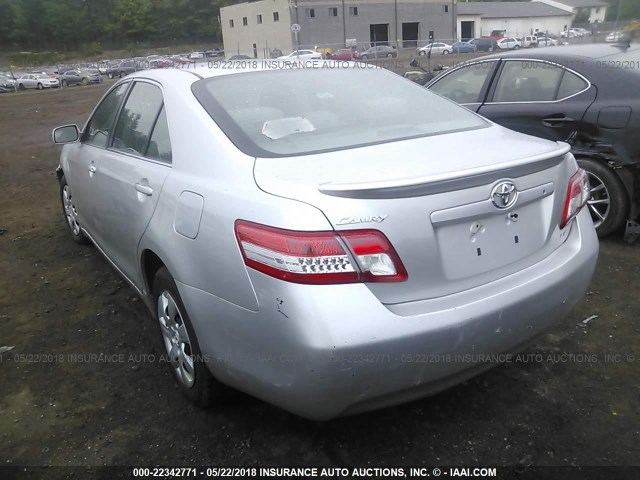 4T4BF3EK0AR001647 - 2010 TOYOTA CAMRY SE/LE/XLE ვერცხლისფერი ფოტო 3