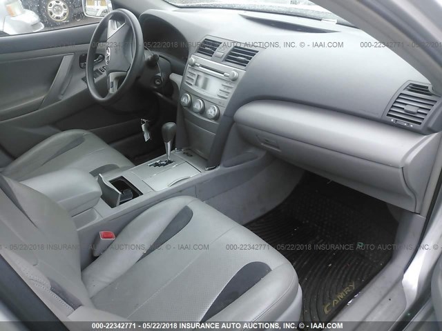 4T4BF3EK0AR001647 - 2010 TOYOTA CAMRY SE/LE/XLE ვერცხლისფერი ფოტო 5