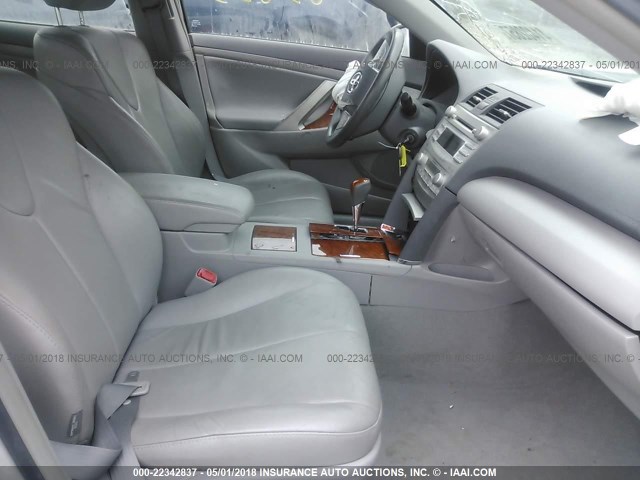 4T4BF3EK4BR091869 - 2011 TOYOTA CAMRY SILVER photo 5