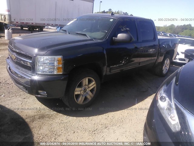 1GCPKSE35BF167834 - 2011 CHEVROLET SILVERADO K1500 LT GRAY photo 2