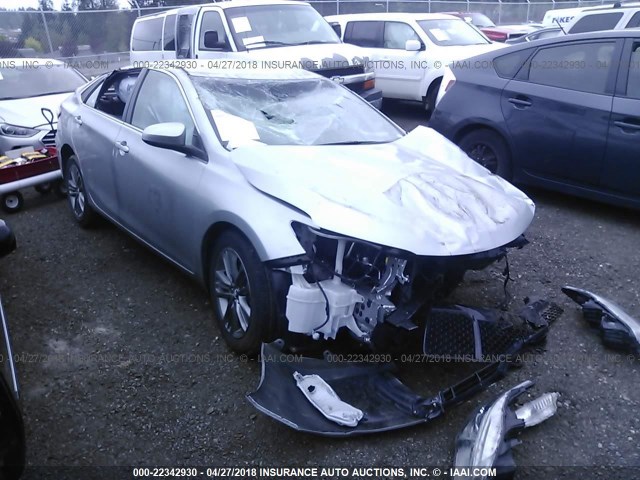 4T1BF1FK6HU417774 - 2017 TOYOTA CAMRY LE/XLE/SE/XSE ვერცხლისფერი ფოტო 1