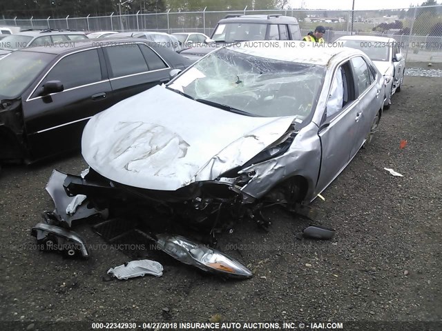 4T1BF1FK6HU417774 - 2017 TOYOTA CAMRY LE/XLE/SE/XSE ვერცხლისფერი ფოტო 2