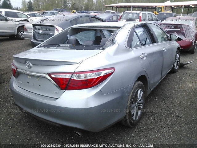 4T1BF1FK6HU417774 - 2017 TOYOTA CAMRY LE/XLE/SE/XSE ვერცხლისფერი ფოტო 4