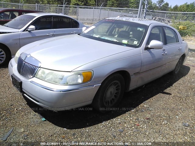 1LNHM83W8XY652751 - 1999 LINCOLN TOWN CAR CARTIER SILVER photo 2