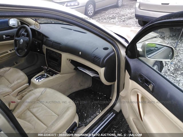WVWRH63B52P012087 - 2002 VOLKSWAGEN PASSAT GLX 金色 照片 5