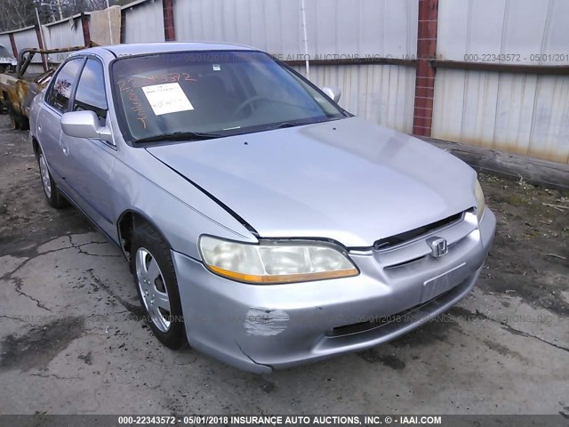 1HGCG5647YA011567 - 2000 HONDA ACCORD LX SILVER photo 1