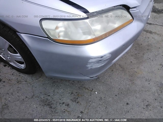 1HGCG5647YA011567 - 2000 HONDA ACCORD LX SILVER photo 6