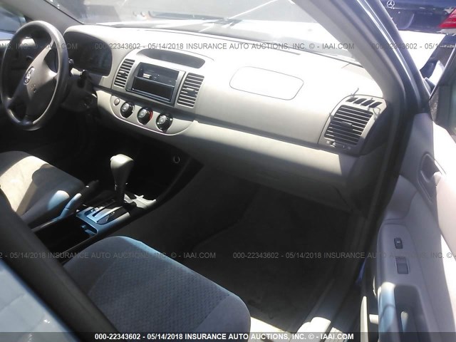 JTDBE32K220115471 - 2002 TOYOTA CAMRY LE/XLE/SE ლურჯი ფოტო 5