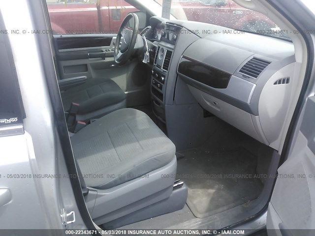 2A4RR5D16AR176484 - 2010 CHRYSLER TOWN & COUNTRY TOURING SILVER photo 5