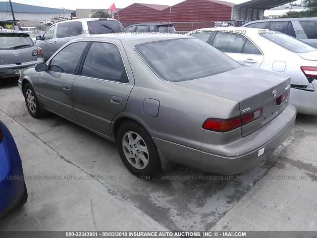 JT2BF22KXX0216121 - 1999 TOYOTA CAMRY LE/XLE GOLD photo 3
