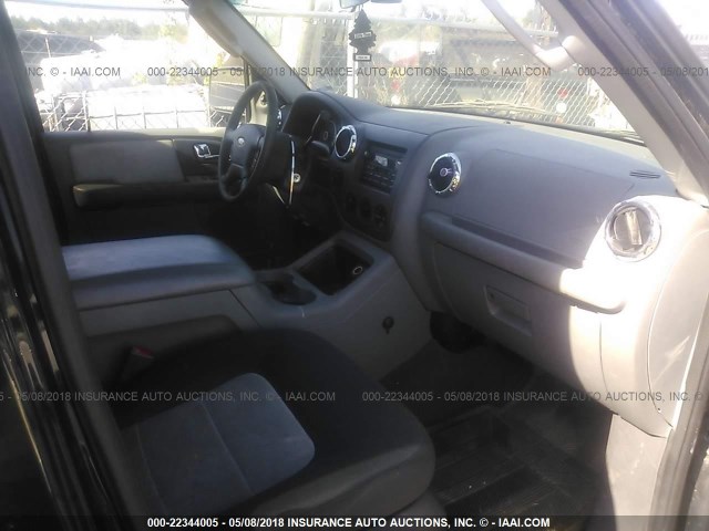 1FMFU16515LA49300 - 2005 FORD EXPEDITION XLT შავი ფოტო 5