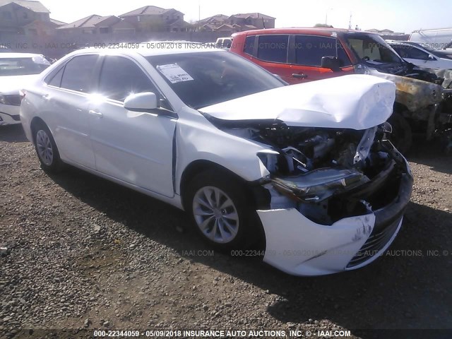 4T1BF1FK6HU351954 - 2017 TOYOTA CAMRY LE/XLE/SE/XSE WHITE photo 1