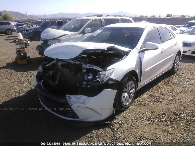 4T1BF1FK6HU351954 - 2017 TOYOTA CAMRY LE/XLE/SE/XSE WHITE photo 2