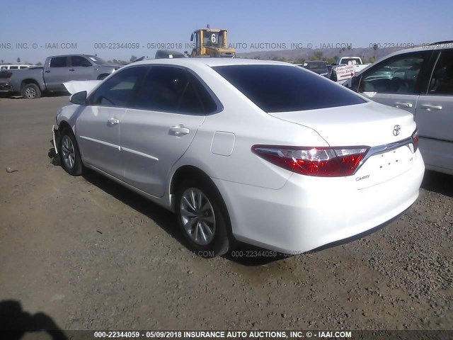 4T1BF1FK6HU351954 - 2017 TOYOTA CAMRY LE/XLE/SE/XSE WHITE photo 3