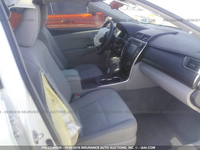 4T1BF1FK6HU351954 - 2017 TOYOTA CAMRY LE/XLE/SE/XSE WHITE photo 5