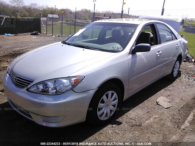4T1BE32K15U412255 - 2005 TOYOTA CAMRY LE/XLE/SE ვერცხლისფერი ფოტო 2
