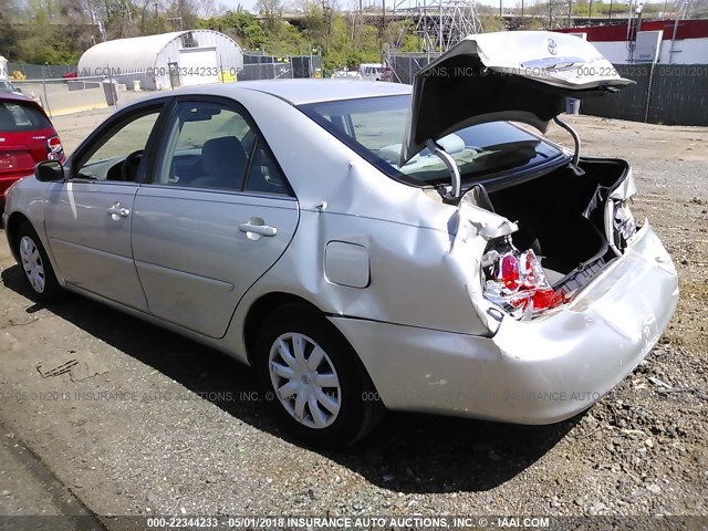 4T1BE32K15U412255 - 2005 TOYOTA CAMRY LE/XLE/SE ვერცხლისფერი ფოტო 3