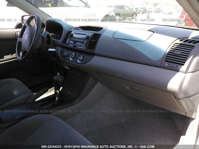 4T1BE32K15U412255 - 2005 TOYOTA CAMRY LE/XLE/SE ვერცხლისფერი ფოტო 5