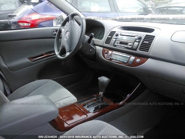 4T1BE32KX4U789441 - 2004 TOYOTA CAMRY LE/XLE/SE 银色 照片 5