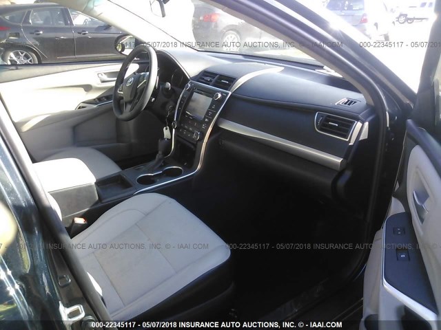 4T1BF1FK8GU218868 - 2016 TOYOTA CAMRY LE/XLE/SE/XSE Schwarz Foto 5