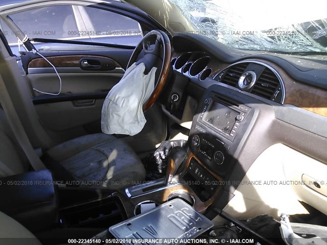 5GAKRCED7CJ283024 - 2012 BUICK ENCLAVE CREAM photo 5