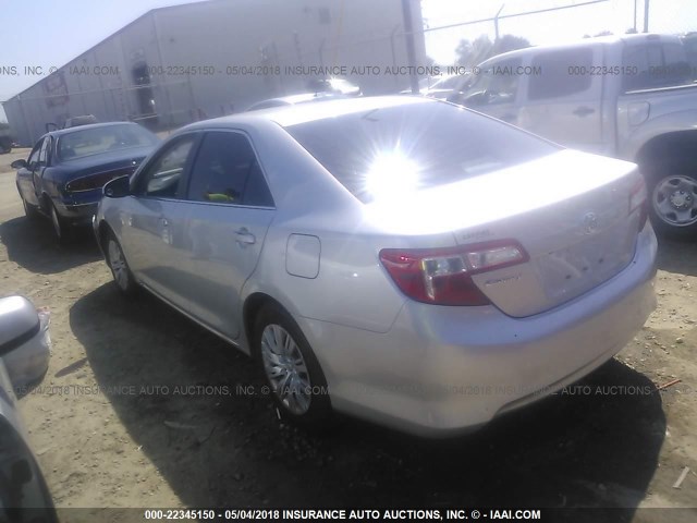 4T4BF1FK0ER404357 - 2014 TOYOTA CAMRY L/SE/LE/XLE SILVER photo 3