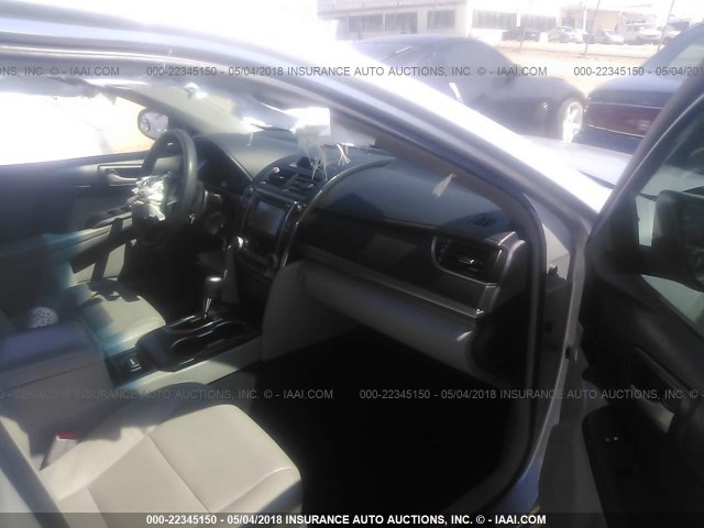 4T4BF1FK0ER404357 - 2014 TOYOTA CAMRY L/SE/LE/XLE SILVER photo 5