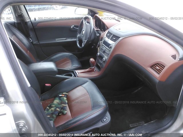 1G1ZK57B58F209497 - 2008 CHEVROLET MALIBU LTZ 银色 照片 5