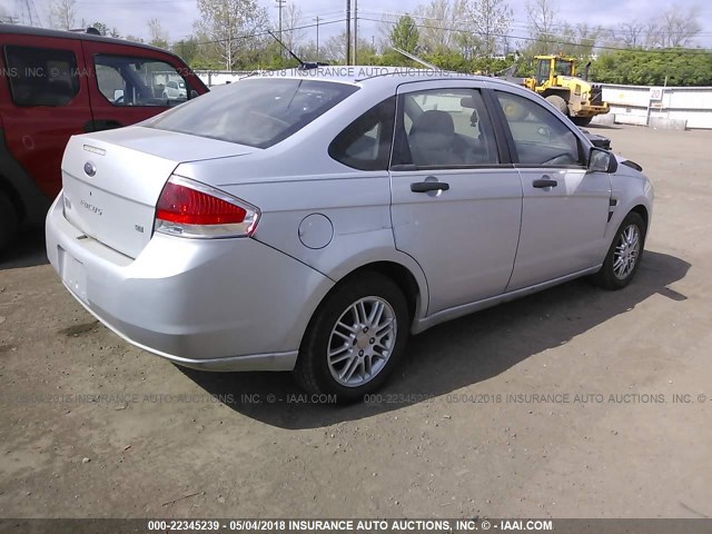 1FAHP35N78W136466 - 2008 FORD FOCUS SE/SEL/SES SILVER photo 4