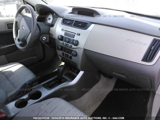 1FAHP35N78W136466 - 2008 FORD FOCUS SE/SEL/SES SILVER photo 5