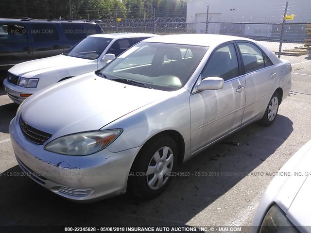 4T1BE32K42U630430 - 2002 TOYOTA CAMRY LE/XLE/SE ვერცხლისფერი ფოტო 2