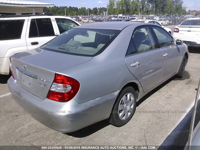 4T1BE32K42U630430 - 2002 TOYOTA CAMRY LE/XLE/SE ვერცხლისფერი ფოტო 4