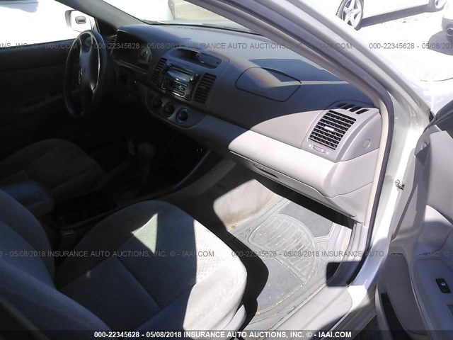 4T1BE32K42U630430 - 2002 TOYOTA CAMRY LE/XLE/SE ვერცხლისფერი ფოტო 5