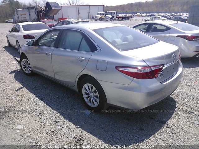4T4BF1FKXFR487734 - 2015 TOYOTA CAMRY LE/XLE/SE/XSE 银色 照片 3