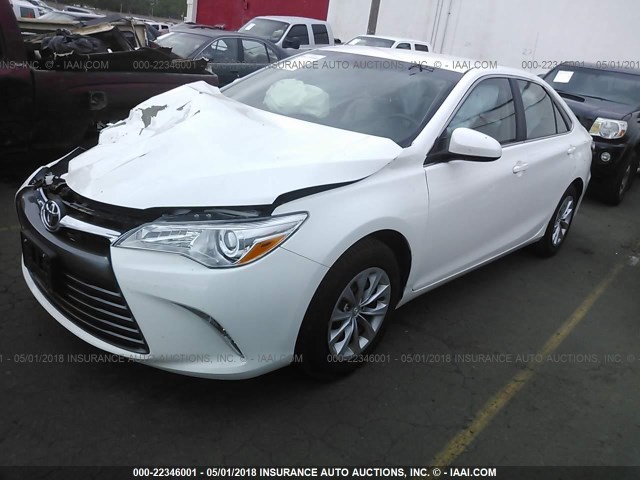 4T4BF1FK0FR445895 - 2015 TOYOTA CAMRY LE/XLE/SE/XSE WHITE photo 2
