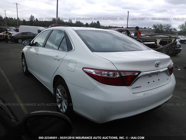 4T4BF1FK0FR445895 - 2015 TOYOTA CAMRY LE/XLE/SE/XSE WHITE photo 3