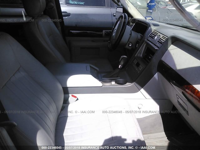 5LMFU27R64LJ16878 - 2004 LINCOLN NAVIGATOR BLACK photo 5