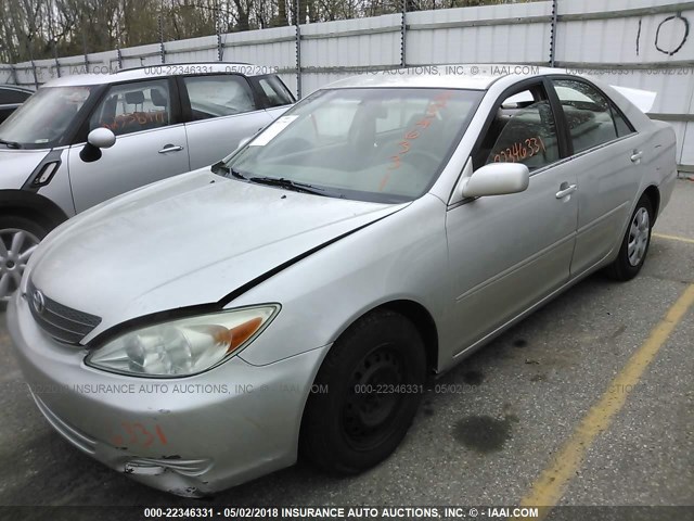 4T1BE32K22U054997 - 2002 TOYOTA CAMRY LE/XLE/SE ვერცხლისფერი ფოტო 2