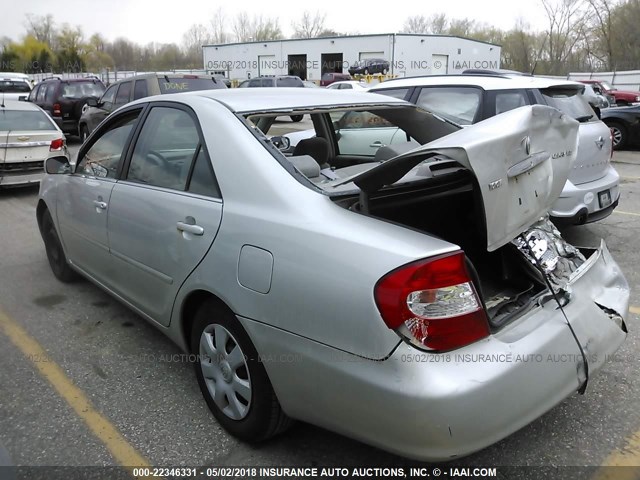 4T1BE32K22U054997 - 2002 TOYOTA CAMRY LE/XLE/SE ვერცხლისფერი ფოტო 3