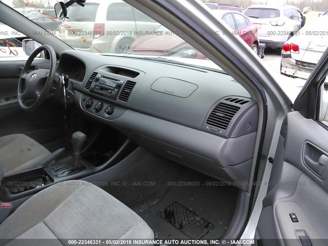 4T1BE32K22U054997 - 2002 TOYOTA CAMRY LE/XLE/SE ვერცხლისფერი ფოტო 5