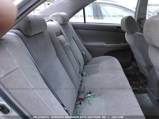 4T1BE32K22U054997 - 2002 TOYOTA CAMRY LE/XLE/SE ვერცხლისფერი ფოტო 8