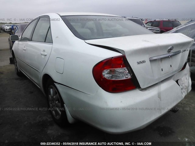JTDBF32K320031527 - 2002 TOYOTA CAMRY LE/XLE/SE WHITE photo 3