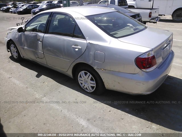 4T1BE32K55U053041 - 2005 TOYOTA CAMRY LE/XLE/SE ვერცხლისფერი ფოტო 3