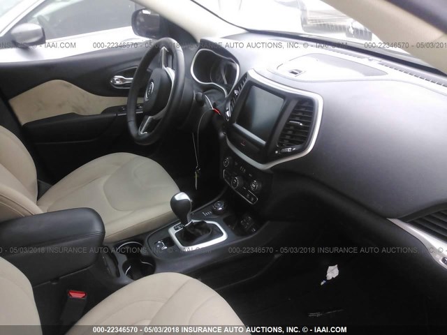 1C4PJMCS6GW156924 - 2016 JEEP CHEROKEE LATITUDE Czarny zdjęcie 5