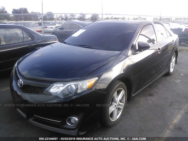 4T1BF1FK8DU297261 - 2013 TOYOTA CAMRY L/SE/LE/XLE 黑色 照片 2