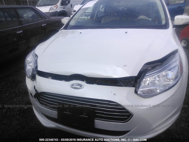 1FADP3R45FL269502 - 2015 FORD FOCUS BEV WHITE photo 6