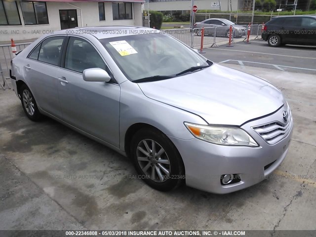 JTNBF3EK1A3001916 - 2010 TOYOTA CAMRY SE/LE/XLE SILVER photo 1