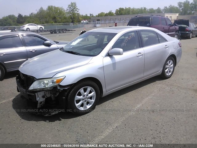 4T1BF3EK2BU215986 - 2011 TOYOTA CAMRY SE/LE/XLE SILVER photo 2